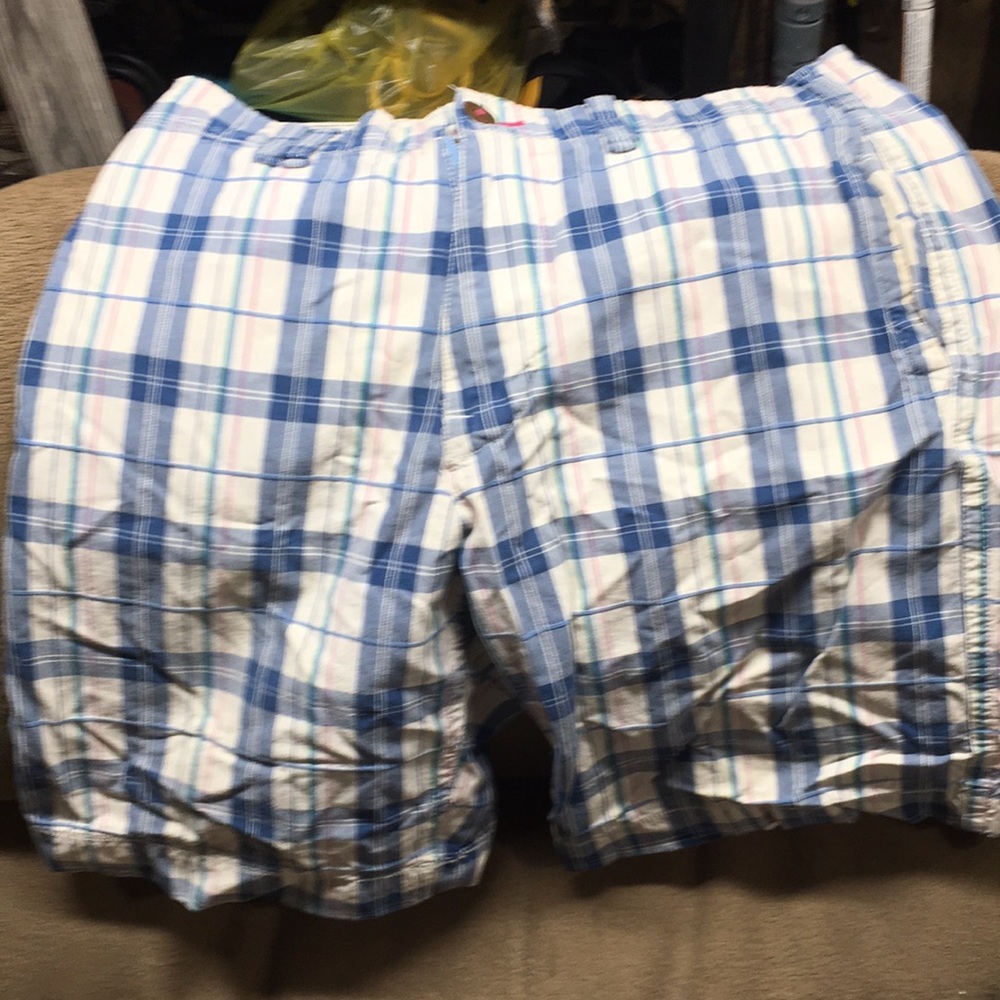American Eagle men’s shorts size 32. Wore very little n like new.